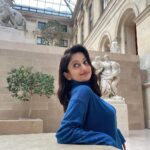 Manasi Naik Instagram - Life is not shrinking for me 🌟 it’s morphing into a whole new world of possibilities…❤️👸🏻✨ Louvre Museum Paris