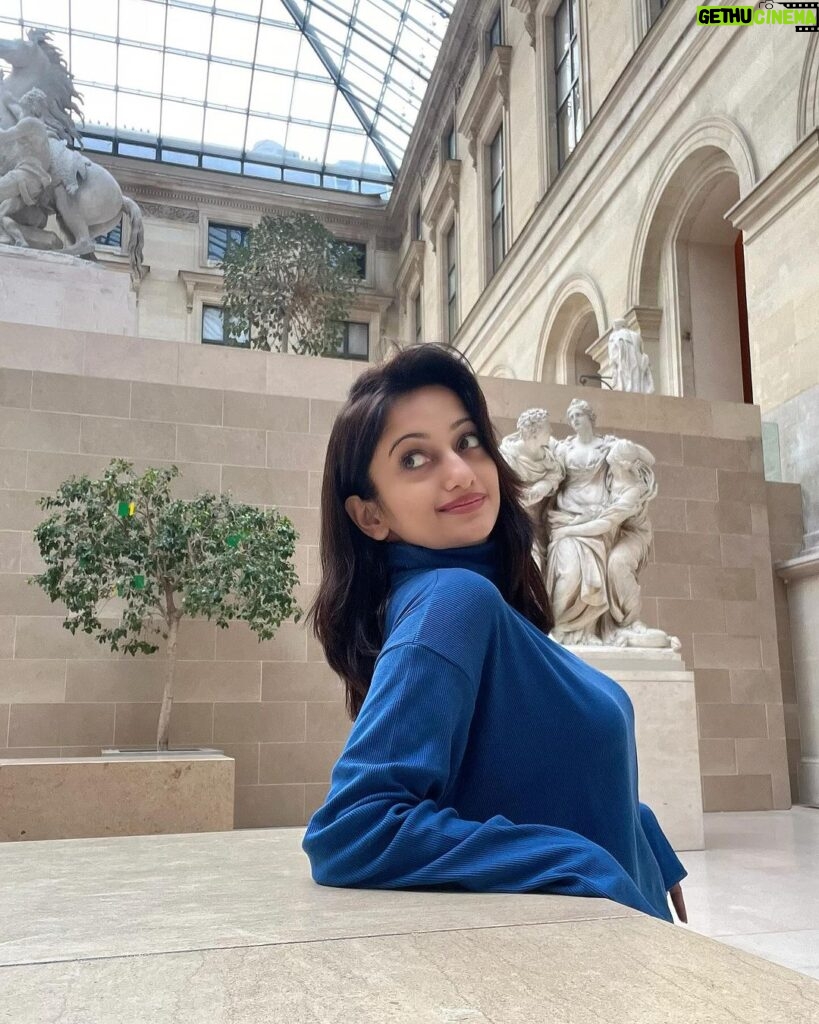 Manasi Naik Instagram - Life is not shrinking for me 🌟 it’s morphing into a whole new world of possibilities…❤️👸🏻✨ Louvre Museum Paris