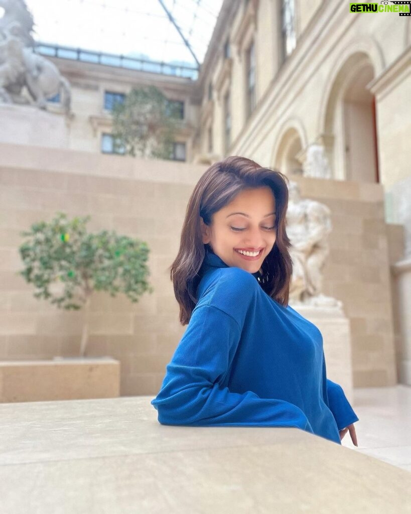 Manasi Naik Instagram - Life is not shrinking for me 🌟 it’s morphing into a whole new world of possibilities…❤️👸🏻✨ Louvre Museum Paris