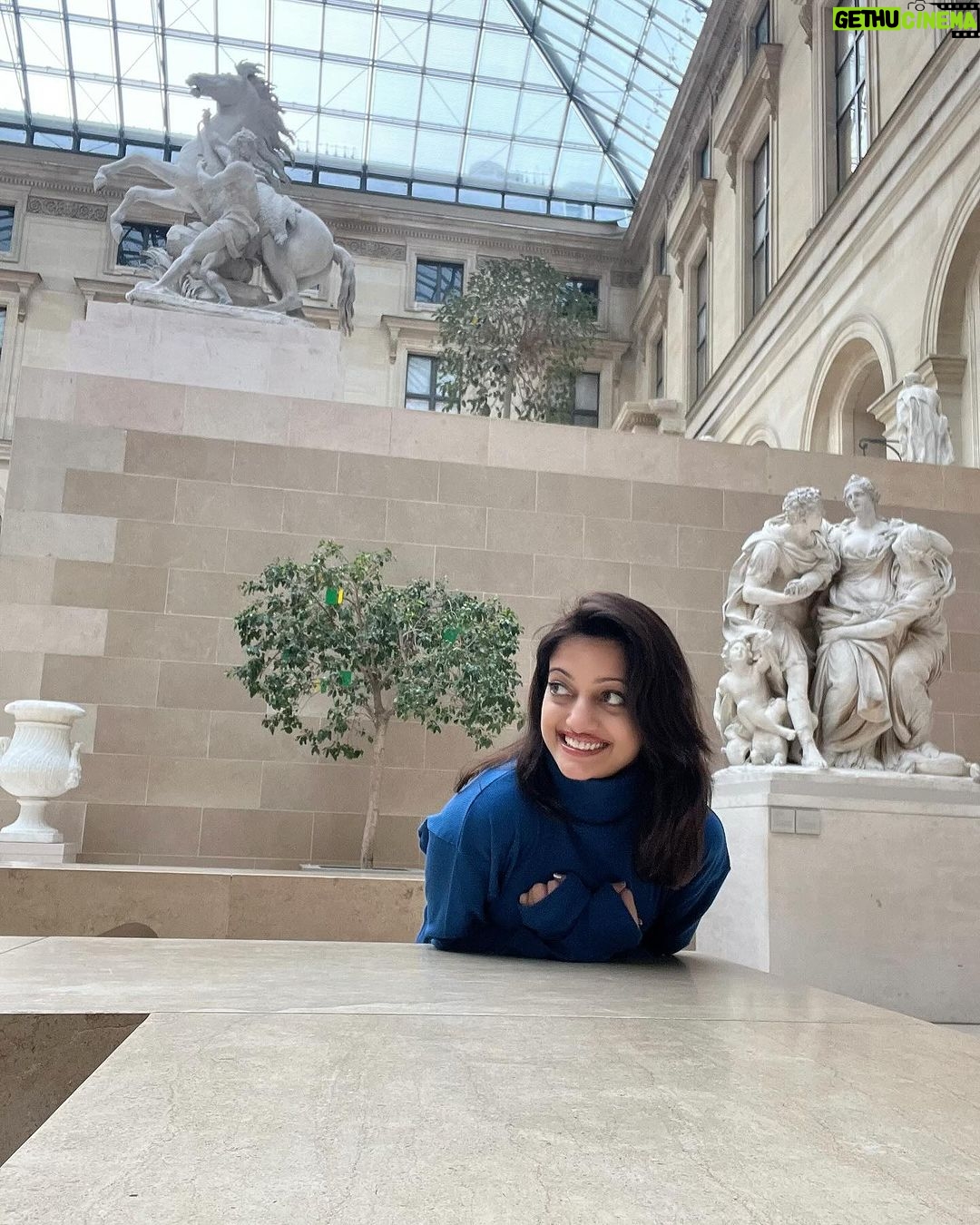 Manasi Naik Instagram - Life is not shrinking for me 🌟 it’s morphing into a whole new world of possibilities…❤️👸🏻✨ Louvre Museum Paris