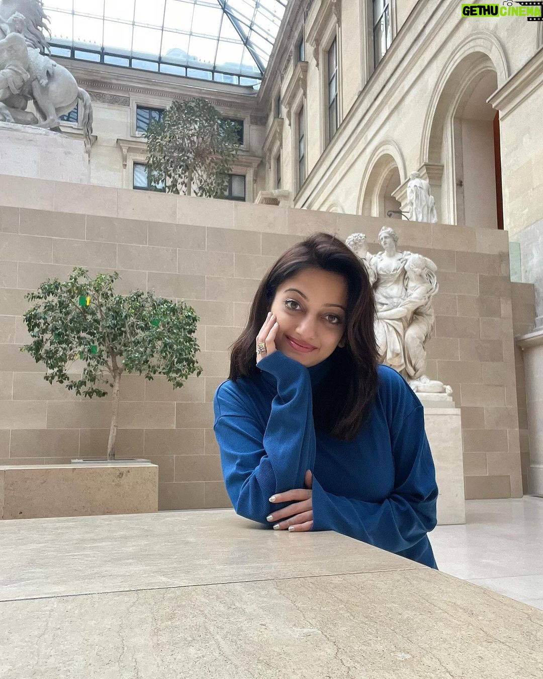 Manasi Naik Instagram - Life is not shrinking for me 🌟 it’s morphing into a whole new world of possibilities…❤️👸🏻✨ Louvre Museum Paris