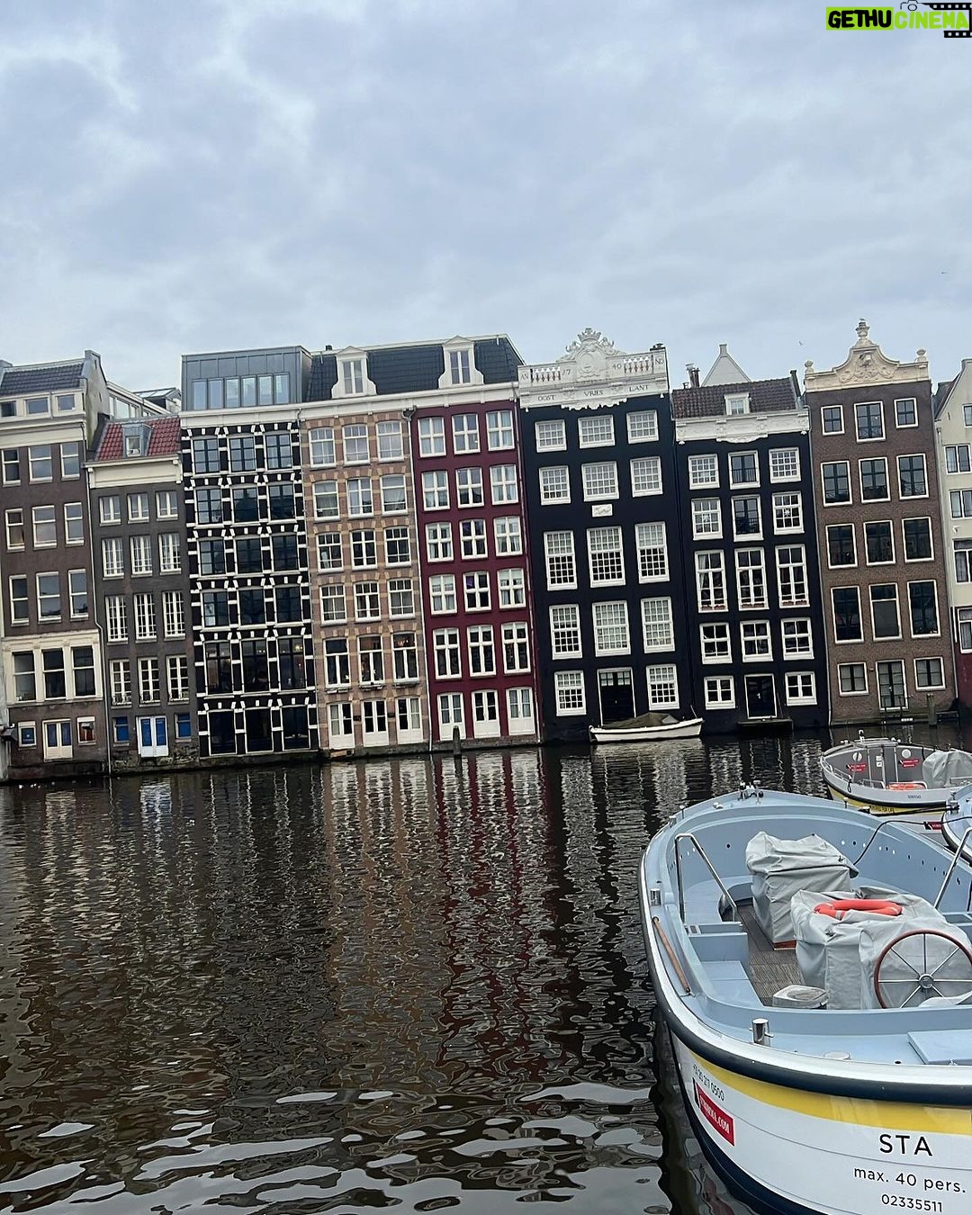 Manasi Naik Instagram - Girllllllllllls, you’ve gotta know when it’s time to turn the page…🎀 Amsterdam, Netherlands