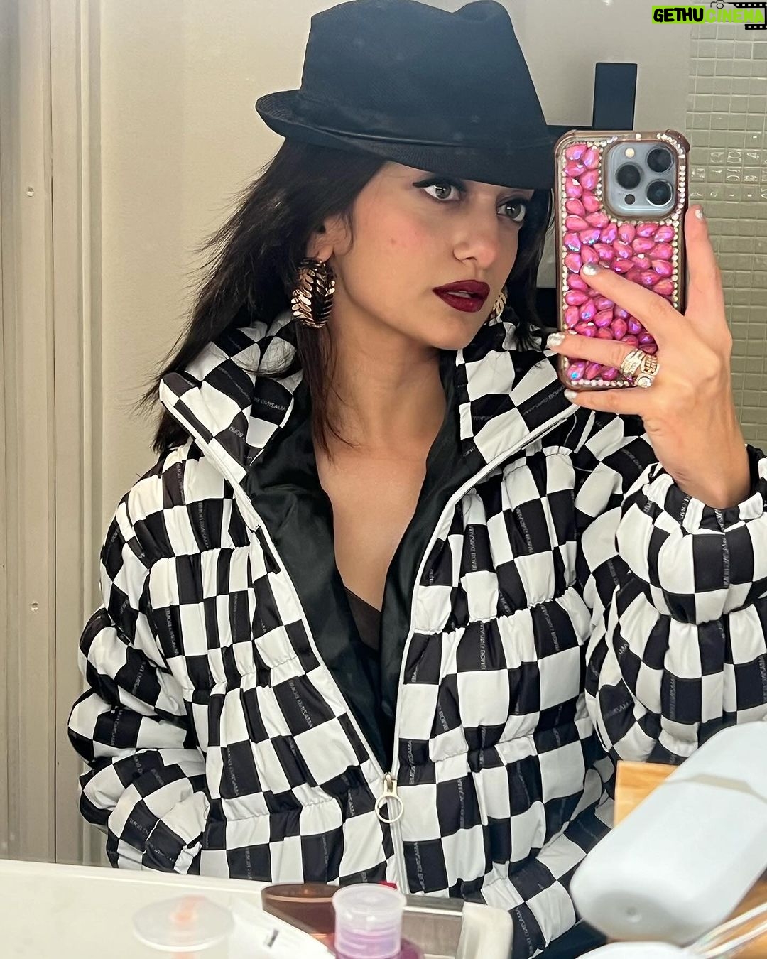 Manasi Naik Instagram - “People say money is not the key to happiness, but I have always figured if you have enough money, you can have a key made.” —Joan Rivers ❤️🙈 Paris,France