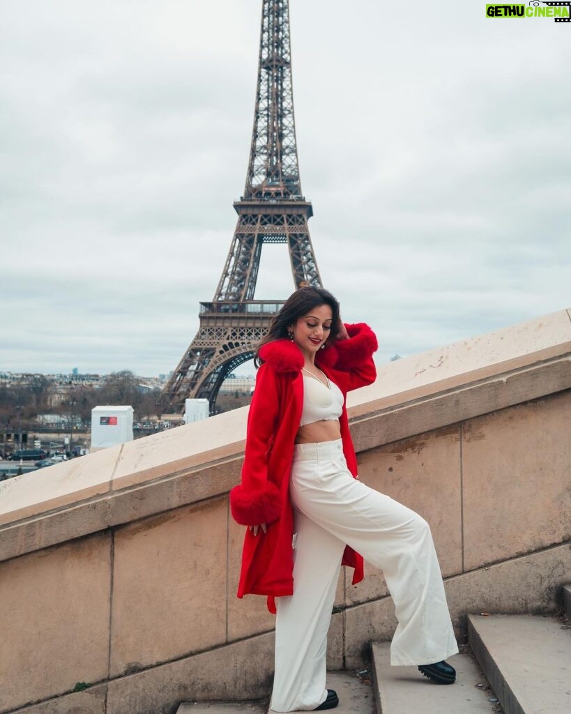 Manasi Naik Instagram - Champagne Wishes, Paris Dreams. ♥️🧁🥂 #birthdayinparis Tour de Eiffel