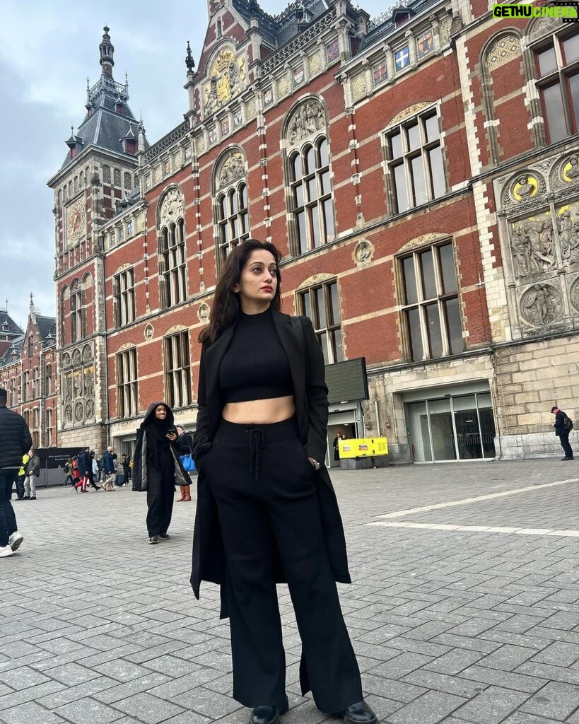 Manasi Naik Instagram - Girllllllllllls, you’ve gotta know when it’s time to turn the page…🎀 Amsterdam, Netherlands
