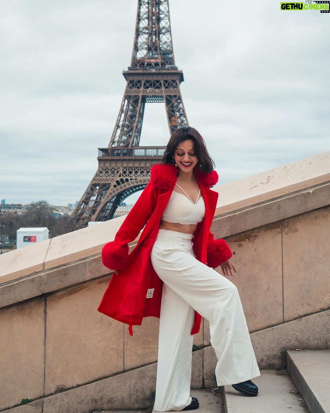 Manasi Naik Instagram - Champagne Wishes, Paris Dreams. ♥️🧁🥂 #birthdayinparis Tour de Eiffel