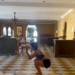 Mandira Bedi Instagram - Makin’ it work (out) in the beautiful corridors of @suryagarh 🙌🏽💪🏽❤️