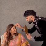 Maniesh Paul Instagram - The best way to make up(for not being there for important occasions )is to do her make up… @sanyuktap ♥️🧿 #mp #life #home #sort #happy #gratitude #makedada #makeupman #happywifehappylife