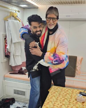 Maniesh Paul Instagram - My love and affection for him is universally known, he is one of the main reasons I am where I am today. 
For years now a ritual that I have been following is that my Diwali festivities always start with the love and blessings of the one and only one @amitabhbachchan sir
Every moment spent with him is always memorable. My Diwali begins .. Happy Diwali 
#mp #fanboy #sir #bachchan #diwali #gratitude #blessings

Much Love to you Sir!