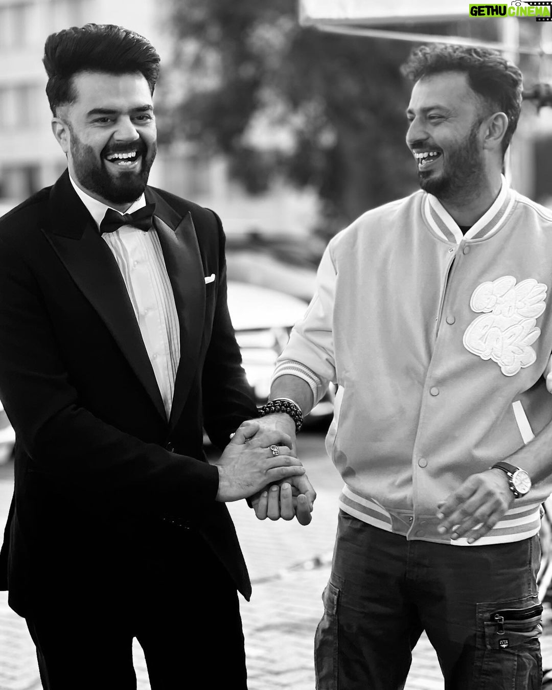 Maniesh Paul Instagram - An incredible actor and a true Punjabi powerhouse, you've always been a supportive friend with boundless creativity and a radiant aura of positivity. It's sooner than we expected, but it was a pleasure working with you on my first Bollywood Film, and I'll miss you for the rest of the shoot. Schedule wrap for you, Sir! š„ā¤ļøš«¶š» @manieshpaul šø @rakback0905 #manieshpaul #mp #dg #dhwanigautam #mrd #bollywood Glasgow, Scotland
