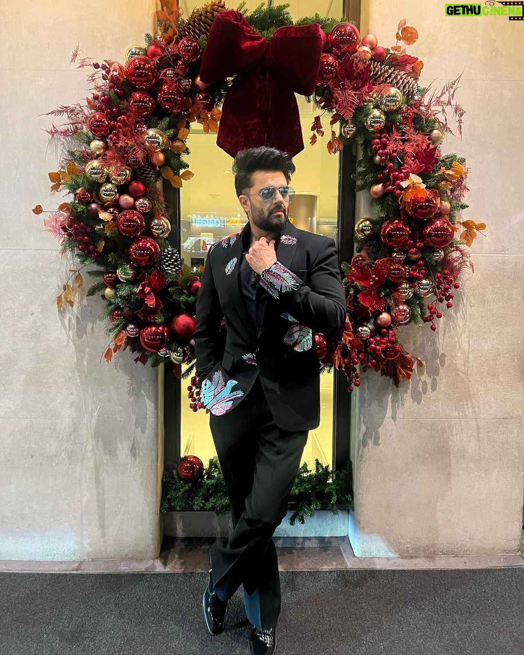 Maniesh Paul Instagram - And I can feel it….my favourite time of the year is here…. #mp #christmas #mood #holidays #feel #life #gratitude