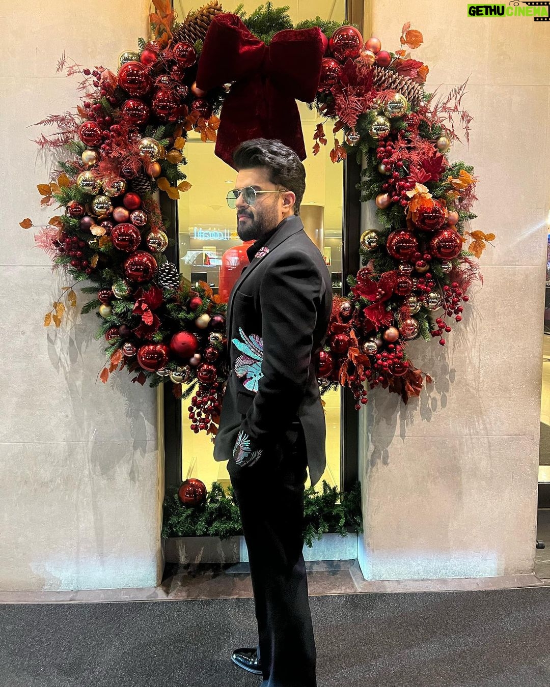 Maniesh Paul Instagram - And I can feel it….my favourite time of the year is here…. #mp #christmas #mood #holidays #feel #life #gratitude