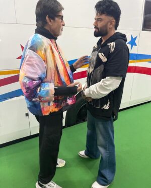 Maniesh Paul Instagram - My love and affection for him is universally known, he is one of the main reasons I am where I am today. 
For years now a ritual that I have been following is that my Diwali festivities always start with the love and blessings of the one and only one @amitabhbachchan sir
Every moment spent with him is always memorable. My Diwali begins .. Happy Diwali 
#mp #fanboy #sir #bachchan #diwali #gratitude #blessings

Much Love to you Sir!