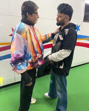 Maniesh Paul Instagram - My love and affection for him is universally known, he is one of the main reasons I am where I am today. 
For years now a ritual that I have been following is that my Diwali festivities always start with the love and blessings of the one and only one @amitabhbachchan sir
Every moment spent with him is always memorable. My Diwali begins .. Happy Diwali 
#mp #fanboy #sir #bachchan #diwali #gratitude #blessings

Much Love to you Sir!