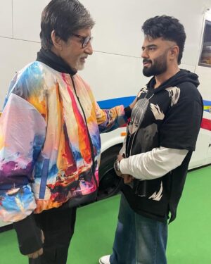 Maniesh Paul Instagram - My love and affection for him is universally known, he is one of the main reasons I am where I am today. 
For years now a ritual that I have been following is that my Diwali festivities always start with the love and blessings of the one and only one @amitabhbachchan sir
Every moment spent with him is always memorable. My Diwali begins .. Happy Diwali 
#mp #fanboy #sir #bachchan #diwali #gratitude #blessings

Much Love to you Sir!