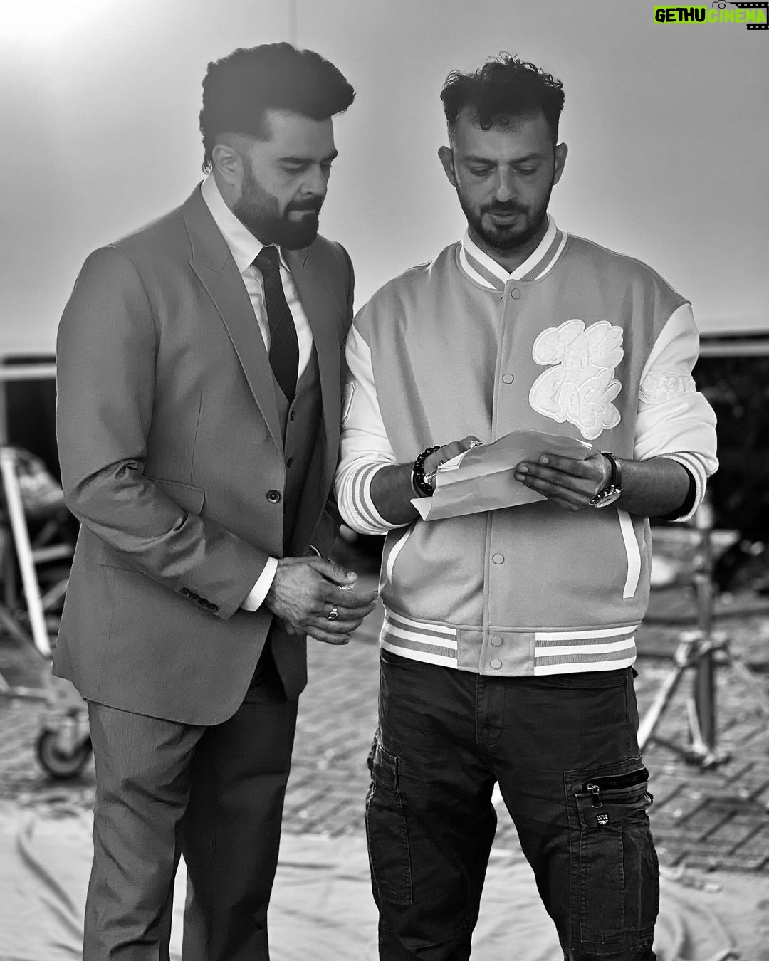 Maniesh Paul Instagram - An incredible actor and a true Punjabi powerhouse, you've always been a supportive friend with boundless creativity and a radiant aura of positivity. It's sooner than we expected, but it was a pleasure working with you on my first Bollywood Film, and I'll miss you for the rest of the shoot. Schedule wrap for you, Sir! š„ā¤ļøš«¶š» @manieshpaul šø @rakback0905 #manieshpaul #mp #dg #dhwanigautam #mrd #bollywood Glasgow, Scotland