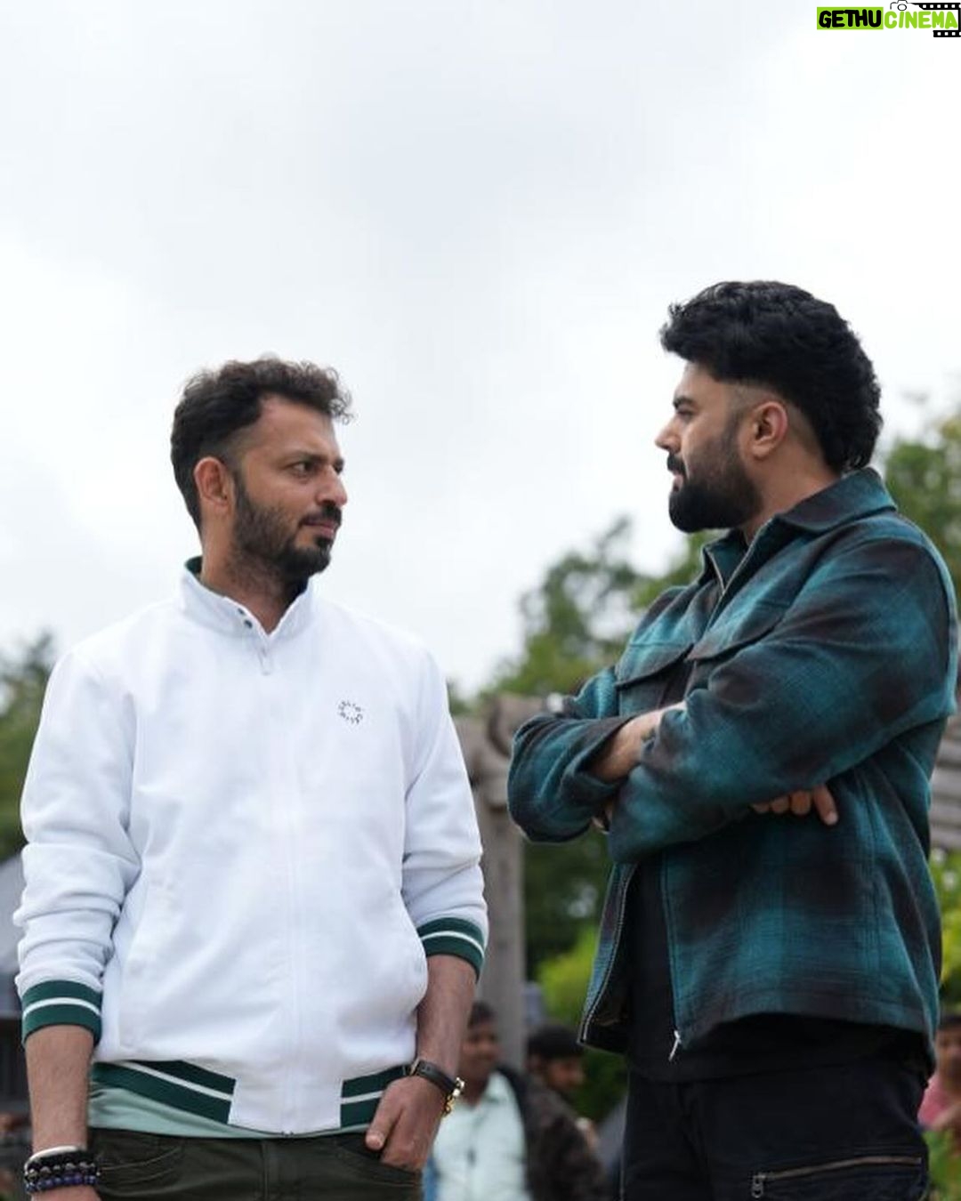 Maniesh Paul Instagram - An incredible actor and a true Punjabi powerhouse, you've always been a supportive friend with boundless creativity and a radiant aura of positivity. It's sooner than we expected, but it was a pleasure working with you on my first Bollywood Film, and I'll miss you for the rest of the shoot. Schedule wrap for you, Sir! š„ā¤ļøš«¶š» @manieshpaul šø @rakback0905 #manieshpaul #mp #dg #dhwanigautam #mrd #bollywood Glasgow, Scotland