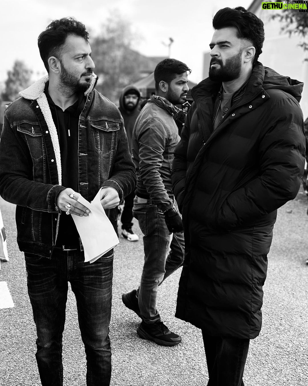 Maniesh Paul Instagram - An incredible actor and a true Punjabi powerhouse, you've always been a supportive friend with boundless creativity and a radiant aura of positivity. It's sooner than we expected, but it was a pleasure working with you on my first Bollywood Film, and I'll miss you for the rest of the shoot. Schedule wrap for you, Sir! š„ā¤ļøš«¶š» @manieshpaul šø @rakback0905 #manieshpaul #mp #dg #dhwanigautam #mrd #bollywood Glasgow, Scotland
