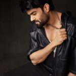 Maniesh Paul Instagram - Jatt da mood aa…. Pic @meeteshtaneja For @filmfare #mp #mood #black #fashin #trends #photoshoots