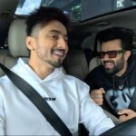 Maniesh Paul Instagram - Toh main phir se aagaya hoon ek aur "Long Drive With Faisu" episode ke saath, aur aaj jo mere saath gaadi mein hai, usne Bollywood mein apne personality se sabko hasaaya hai! Aur aaj bhi woh entertainment aur comic timing ka king hai! @maineshpaul , but aapko pata hai unki story? Toh phir chalo, ek long drive pe, jahan hoga ek not so perfect conversation aur bahut saari masti. @wearduds