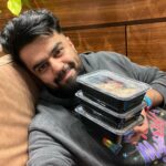 Maniesh Paul Instagram - Off to a long shoot schedule to London. Long flights become a problem as far as food is concerned. I would eat whatever was available, actually it was an excuse! Saw @hrithikroshan post how he carries his meals and got inspired. I did the same and trust me, it feels so good! Didn't cheat on the meals... feeling happy and now I will get to the gym soon without any guilt feeling! To stay healthy and fit, I choose this! What do you choose? #mp #healthy #fitness #blessed #hardwork #focus