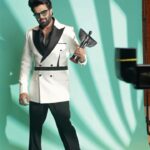 Maniesh Paul Instagram - That’s how we do it!!ENERGY!!!ENERGY!!!ENERGY!!!till I hit the bed! #mp #showman #hostingduties #blessed #awards #love #life