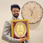 Maniesh Paul Instagram - I think it was time!!! Won the MOST VERSATILE ACTOR for RAFUCHAKKAR my ott debut… Thank you @nbt_news for the honour. Thanks to the audience for liking my work🤗🙏🏼 #mp #gratitude #blessed #fanlove