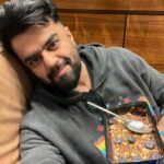 Maniesh Paul Instagram - Off to a long shoot schedule to London. Long flights become a problem as far as food is concerned. I would eat whatever was available, actually it was an excuse! Saw @hrithikroshan post how he carries his meals and got inspired. I did the same and trust me, it feels so good! Didn't cheat on the meals... feeling happy and now I will get to the gym soon without any guilt feeling! To stay healthy and fit, I choose this! What do you choose? #mp #healthy #fitness #blessed #hardwork #focus