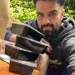 Maniesh Paul Instagram - Off to a long shoot schedule to London. Long flights become a problem as far as food is concerned. I would eat whatever was available, actually it was an excuse! Saw @hrithikroshan post how he carries his meals and got inspired. I did the same and trust me, it feels so good! Didn't cheat on the meals... feeling happy and now I will get to the gym soon without any guilt feeling! To stay healthy and fit, I choose this! What do you choose? #mp #healthy #fitness #blessed #hardwork #focus