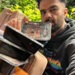 Maniesh Paul Instagram - Off to a long shoot schedule to London. Long flights become a problem as far as food is concerned. I would eat whatever was available, actually it was an excuse! Saw @hrithikroshan post how he carries his meals and got inspired. I did the same and trust me, it feels so good! Didn't cheat on the meals... feeling happy and now I will get to the gym soon without any guilt feeling! To stay healthy and fit, I choose this! What do you choose? #mp #healthy #fitness #blessed #hardwork #focus