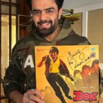 Maniesh Paul Instagram - So I have a new passion now!collecting LP RECORDS also know as VINYLS…got my first and had to be of @amitabhbachchan sir’s…my favourite film DON…and the fanboy in my was the happiest when he signed it for me!!woohhooo…will keep you posted on my collection..if you guys also love vinyls then let’s connect!! #mp #lp #records #don #movies #films #vinyls #longplay