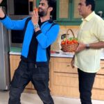 Maniesh Paul Instagram – Who do you think is a bigger star now, Mai, @manieshpaul ya TAMATAR 😂

#SanjeevKapoor #ManieshPaul #Tomato #tomatoes #tomatoprice #tamatar