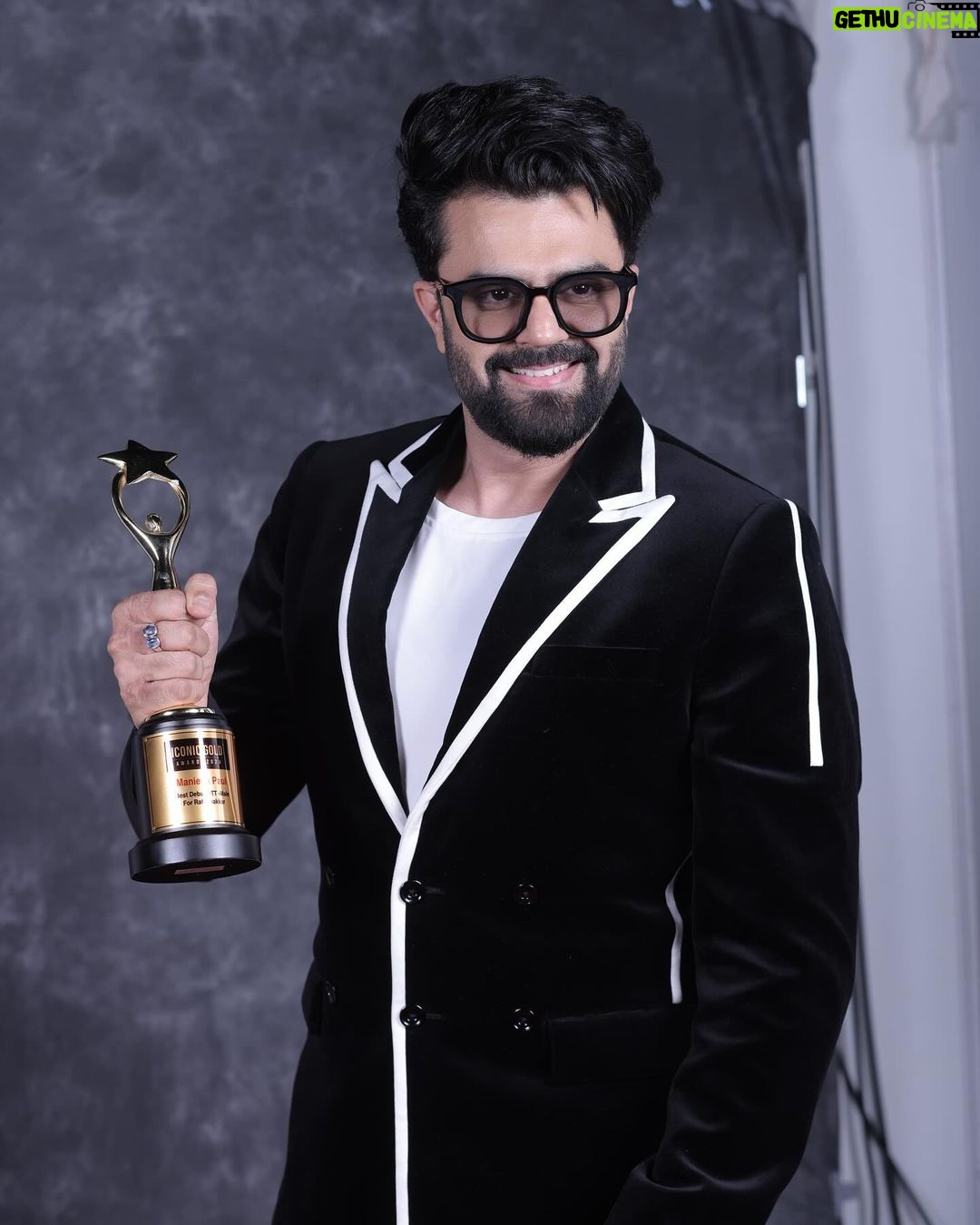 Maniesh Paul Instagram - Thank you @iconicgoldaward for the honour! Best actor Debut OTT for RAFUCHAKKAR! Thank you @gseamsak @arjunsbaran @kartiknishandar for the opportunity š¤ Thanks to my director @ritams18 for making sure I was the character!!! Thank you @officialjiostudios and @tejkarran for showing the confidence in me! #mp #awards #ott #actorslife