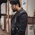 Maniesh Paul Instagram – The only thing that looks good on me…now you decide😎
Jacket @bharat_reshma 
Pic @montypanesarphotography #mp #look #jacket