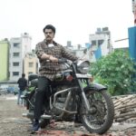 Maniesh Paul Instagram - Prince bhi mana raha hai #worldmotorcycleday #rafuchakkar