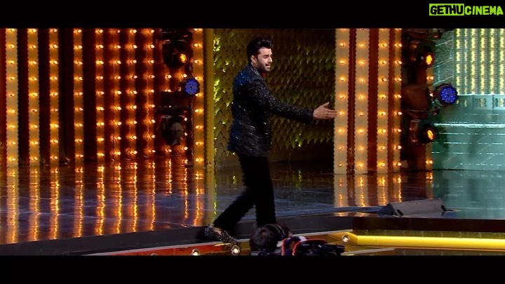 Maniesh Paul Instagram - Aapka dost, aapka host, aa raha hoon main Gujarat, banane iss saal ke Filmfare, aka blockbuster night ko aur bhi jayada entertaining aur dhamakedaar! 🥳 Book your tickets now on Bookmyshow.com and join me at the 69th #HyundaiFilmfareAwards2024 with #GujaratTourism on 28th January in GIFT City, Gandhinagar . @filmfare