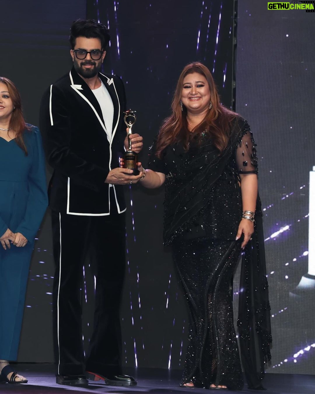 Maniesh Paul Instagram - Thank you @iconicgoldaward for the honour! Best actor Debut OTT for RAFUCHAKKAR! Thank you @gseamsak @arjunsbaran @kartiknishandar for the opportunity š¤ Thanks to my director @ritams18 for making sure I was the character!!! Thank you @officialjiostudios and @tejkarran for showing the confidence in me! #mp #awards #ott #actorslife