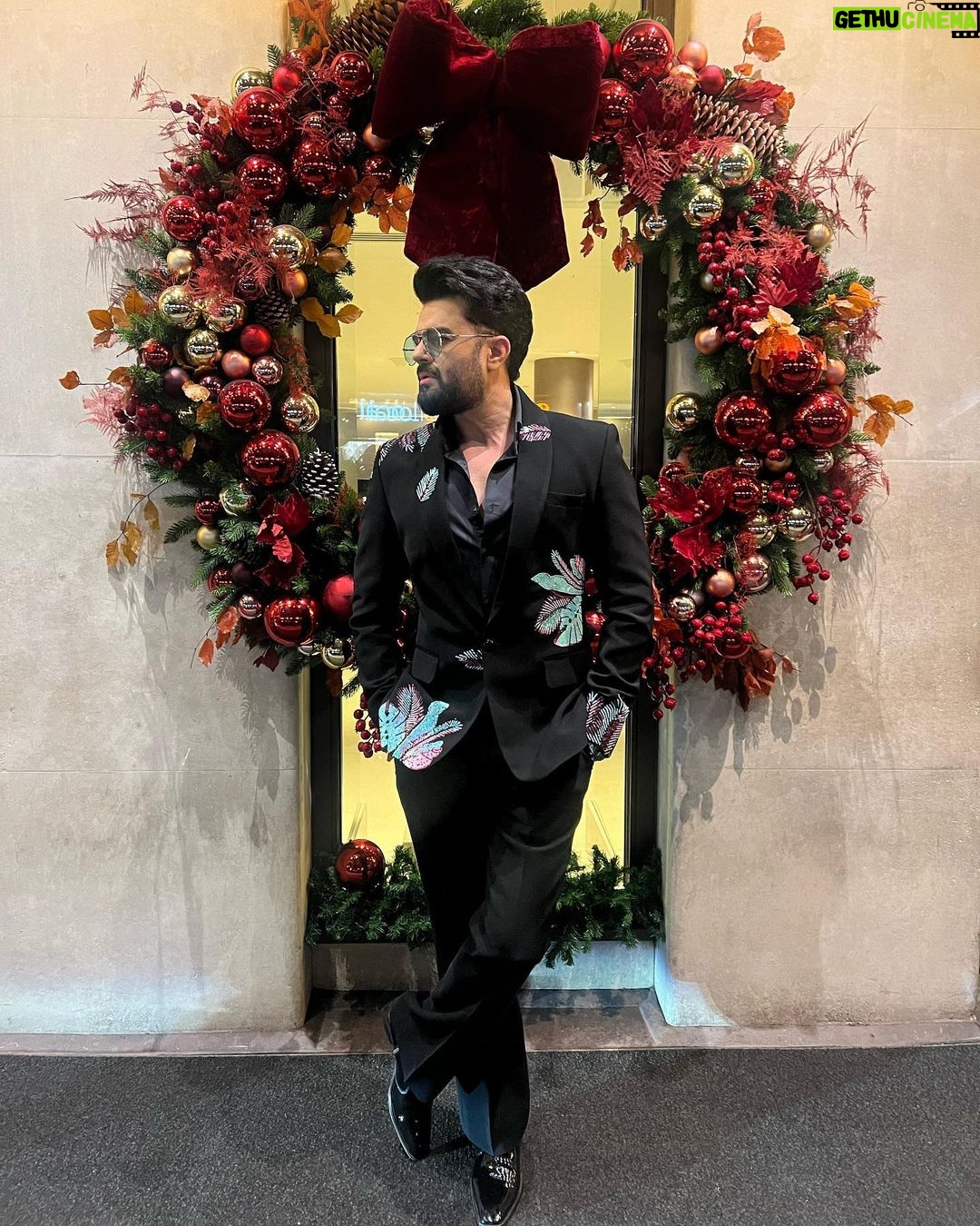 Maniesh Paul Instagram - And I can feel it….my favourite time of the year is here…. #mp #christmas #mood #holidays #feel #life #gratitude