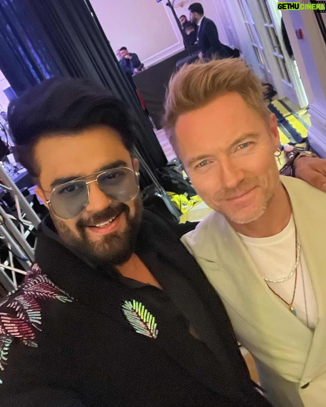 Maniesh Paul Instagram - Have always loved his songs! Grown up on them! Lovely meeting you @rokeating 🤗🤗 #mp #ronankeating #singer #star #words #musicislife #gratitude