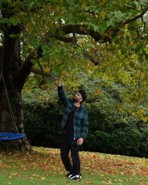 Maniesh Paul Instagram - Nature hai hi aisa…MAPLE do pal ka shaayar hoon…