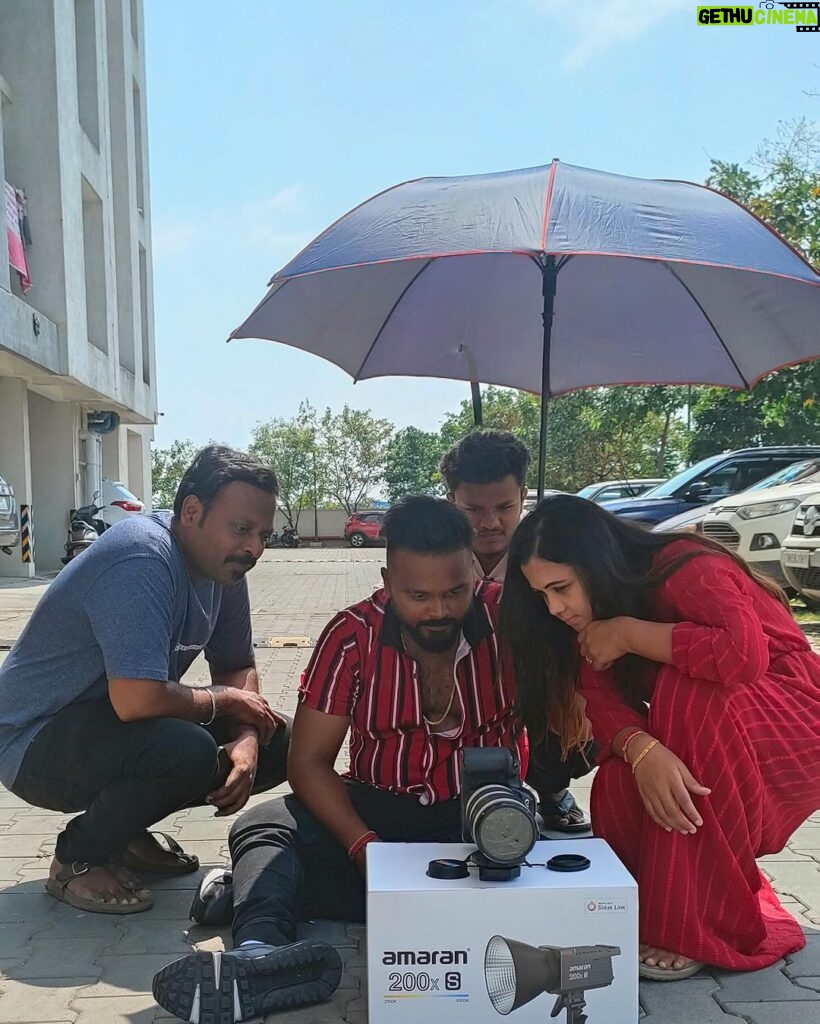 Manimegalai Instagram - Afternoon shoots be like 🎥 ☀️ Innaiku paathu neraiya retake 🐒😃 @mehussain_7 Enga kitta vandhu maatuna Crew members 😂👇 @imran.sha.7 @kuzandhai_raj @shanrcs2019