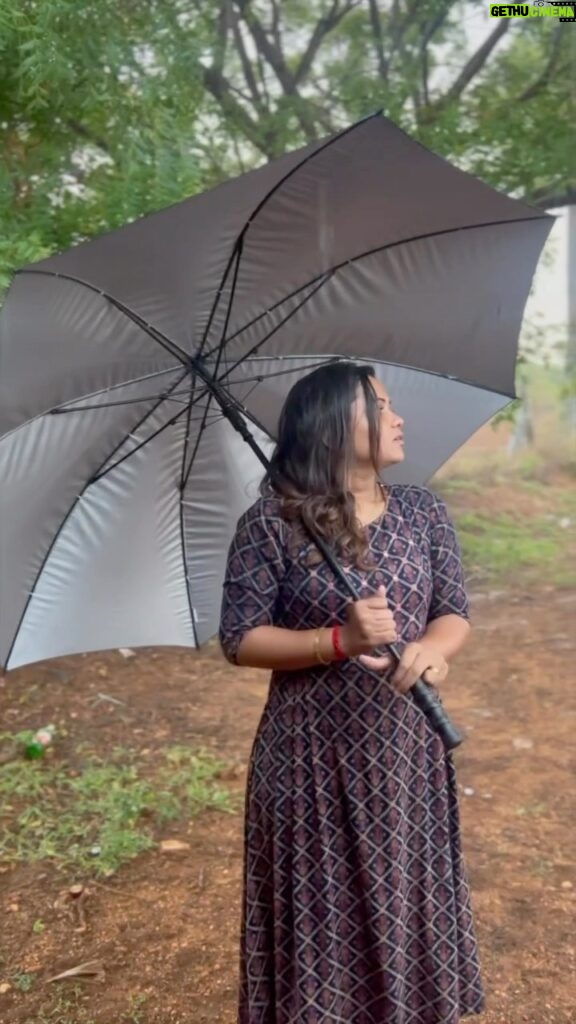 Manimegalai Instagram - Just Rain & Nature Sounds ☔ My Sunday Eve 🌴 Any Rain lovers ..?! 🙋‍♀ #rainsound #rain #indianvillage #nature #trendingreels