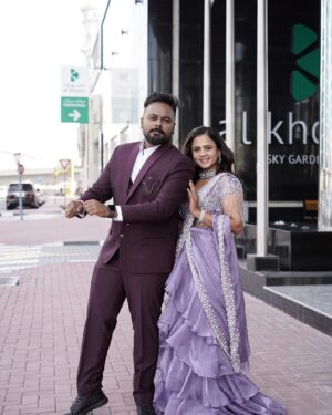 Manimegalai Instagram - Before Event photography turned out to be like pre wedding photography 😂😛 

Had grt show at Dubai With My Co- Anchor Hussain 😃 last eve for @dubaidarbarofl 🙌 Lovely audience. 

Anchors : Hussain & Manimegalai 🎤 
Makeup Sponsor : Manimegalai 💁‍♀️
Costume Sponsor : Hussain 🙋
Jewells : @new_ideas_fashions 
#dubai🇦🇪 #event #HussainManimegalai