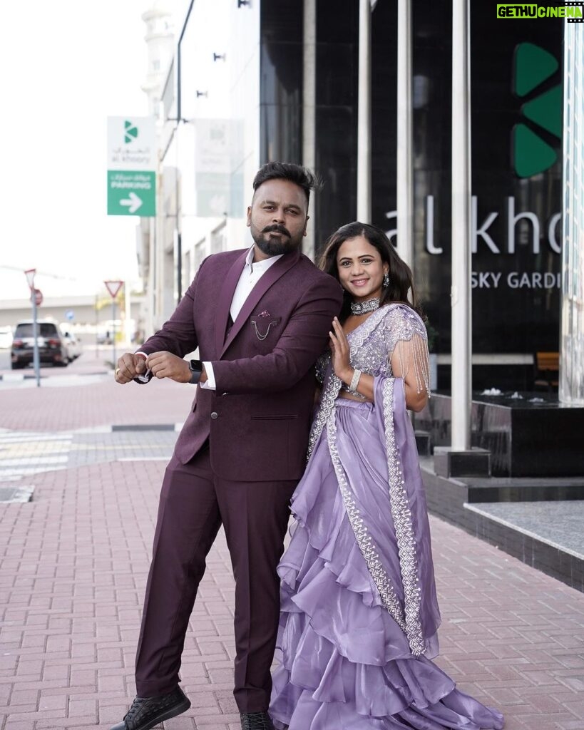 Manimegalai Instagram - Before Event photography turned out to be like pre wedding photography 😂😛 Had grt show at Dubai With My Co- Anchor Hussain 😃 last eve for @dubaidarbarofl 🙌 Lovely audience. Anchors : Hussain & Manimegalai 🎤 Makeup Sponsor : Manimegalai 💁‍♀ Costume Sponsor : Hussain 🙋 Jewells : @new_ideas_fashions #dubai🇦🇪 #event #HussainManimegalai Dubai UAE