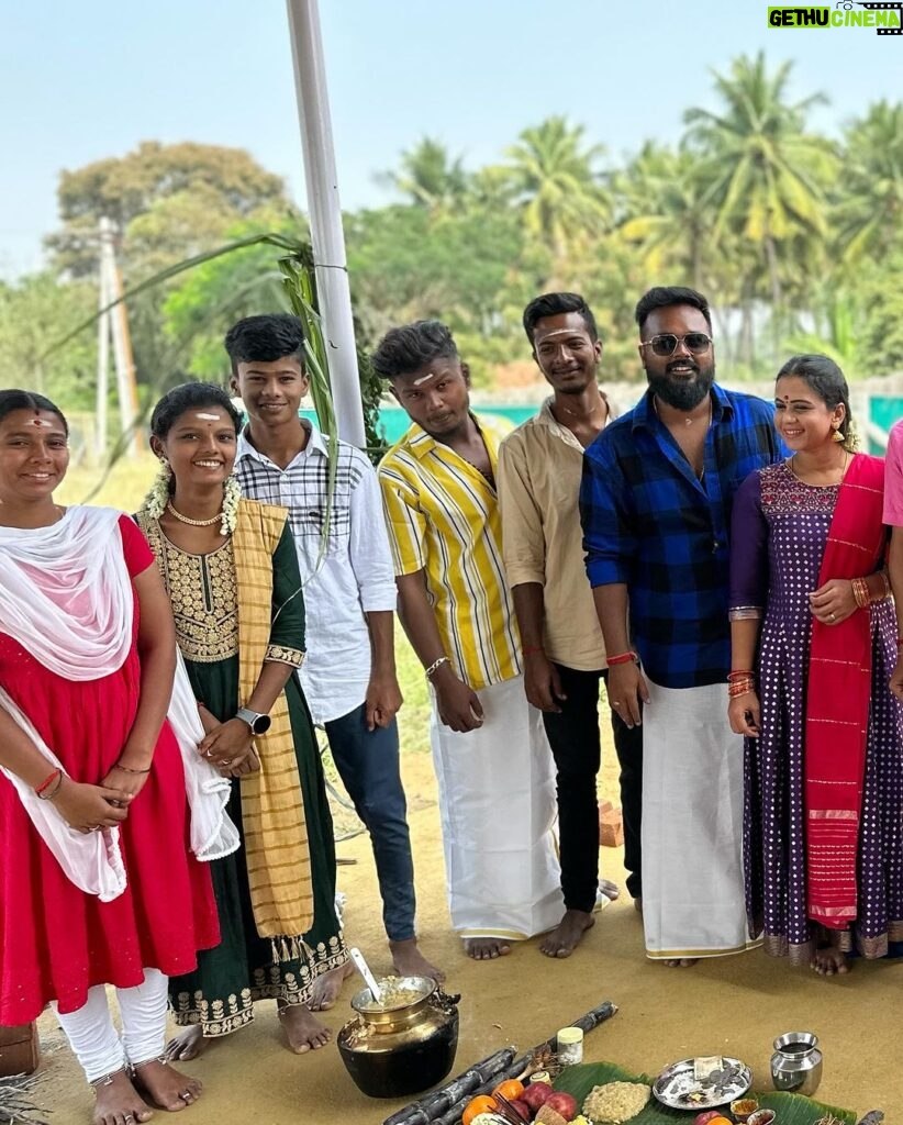 Manimegalai Instagram - இனிய பொங்கல் நல்வாழ்த்துகள் ☀🙏 This year it’s a great celebration with my Amma, Thambi & relatives 💛 @mehussain_7 @gunasphere #Hussainmanimegalai #pongal