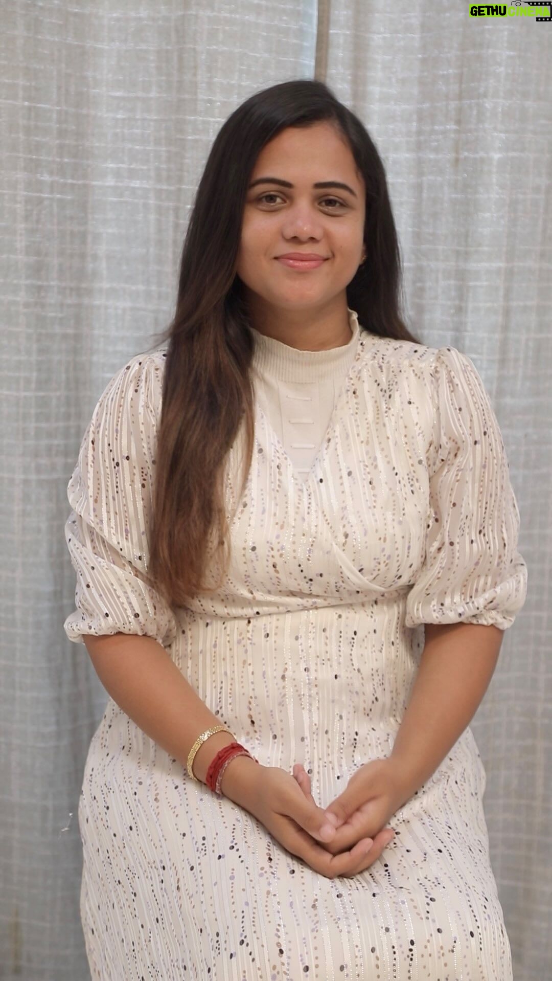 Manimegalai Instagram - After trying numerous styling products for my hair during shoots, I wanted to opt for something natural. That’s when I stumbled upon @lovebeautyandplanet_in’s Natural Argan Oil and Lavender Anti-Frizz Shampoo & Conditioner. With 100% Organic Argan Oil and being sulphate-free, this duo gently cleanses and hydrates my hair, leaving my hair with a mild lavender scent. I’m absolutely loving it! Now is your turn to try #LoveBeautyAndPlanet #AntiFrizz #Lavender #ArganOil #SulphateFree #ad