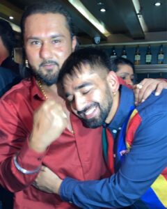 Maninder Buttar Instagram - Finally met Yo Yo @yyhsofficial bhaaji 💪⭐️ bhaaji ne eko gal kahi “Dontstop” keep gud music up bro !! #fanmoment