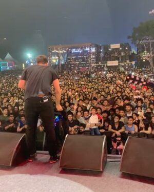 Maninder Buttar Instagram - I so madly love my fans. 
I saw this kid, before my show started sometime around sound check 
And i saw him right infront of me during my show. 
This means a lot. 
The way you people wait for us 
The way you people love us. 
You make us. 
Jacktaa meriya tuci rakhlo, dil na uda gila kare ♥️. Love u all.