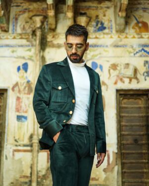 Maninder Buttar Instagram - 4 years of “Laare” … !
@sargunmehta @jaani777 @bpraak @arvindrkhaira @iamjaskaran @whitehillmusic @gunbir_whitehill @manmordsidhu 

🤍🎶