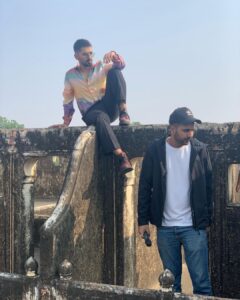 Maninder Buttar Instagram - 4 years of “Laare” … ! @sargunmehta @jaani777 @bpraak @arvindrkhaira @iamjaskaran @whitehillmusic @gunbir_whitehill @manmordsidhu 🤍🎶